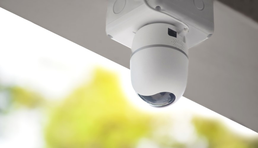 Jak vybrat IP kameru? Otáčecí IP kamera zavěšená na stropě