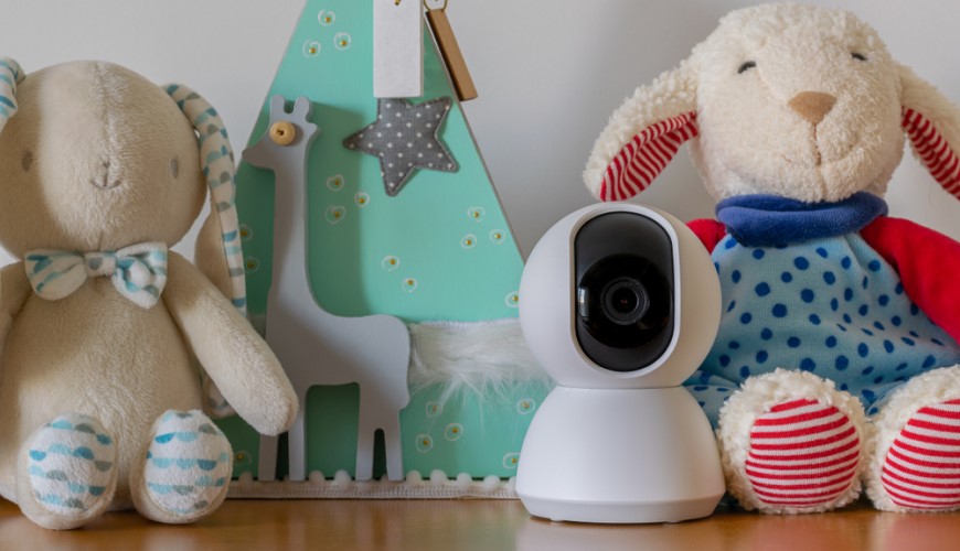 Jak vybrat IP kameru? IP kamera vnitřního typu v zátiší s hračkami