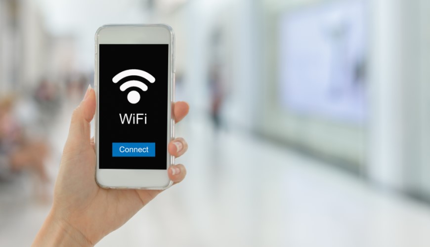 Jak vybrat IP kameru? Wi-Fi IP kamera ovládaná přes spárovaný smartphone v ruce zákazníka
