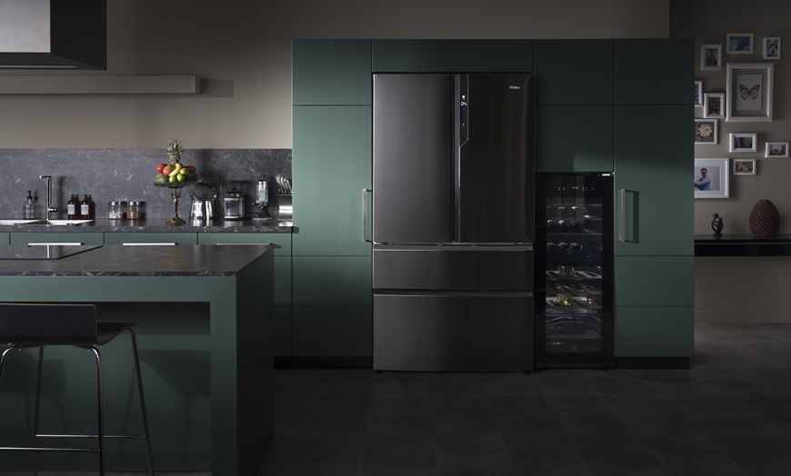 objemná americká lednice Haier v kuchyni