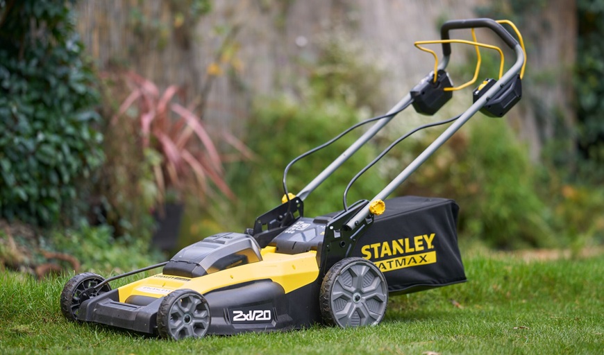 pohled na sekačku Stanley v zahradě