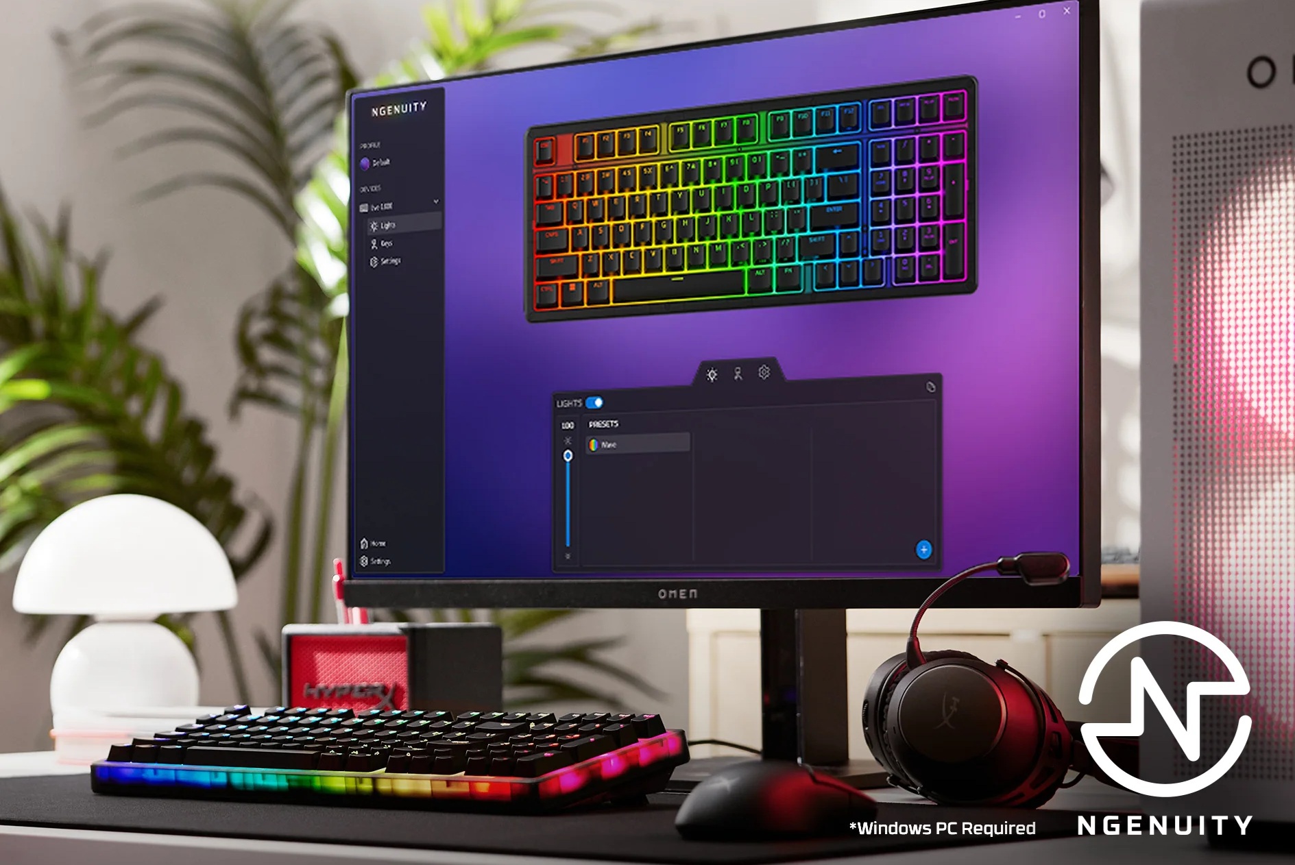 Nové herní klávesnice HyperX: tři RGB zbraně pro vítězství ve hře Klávesnice HyperX s barevným podsvícením leží na stole, za ní je monitor, na kterém je otevřená aplikace HyperX NGENUITY, v pravém dolním rohu obrázku je logo HyperX NGENUITY