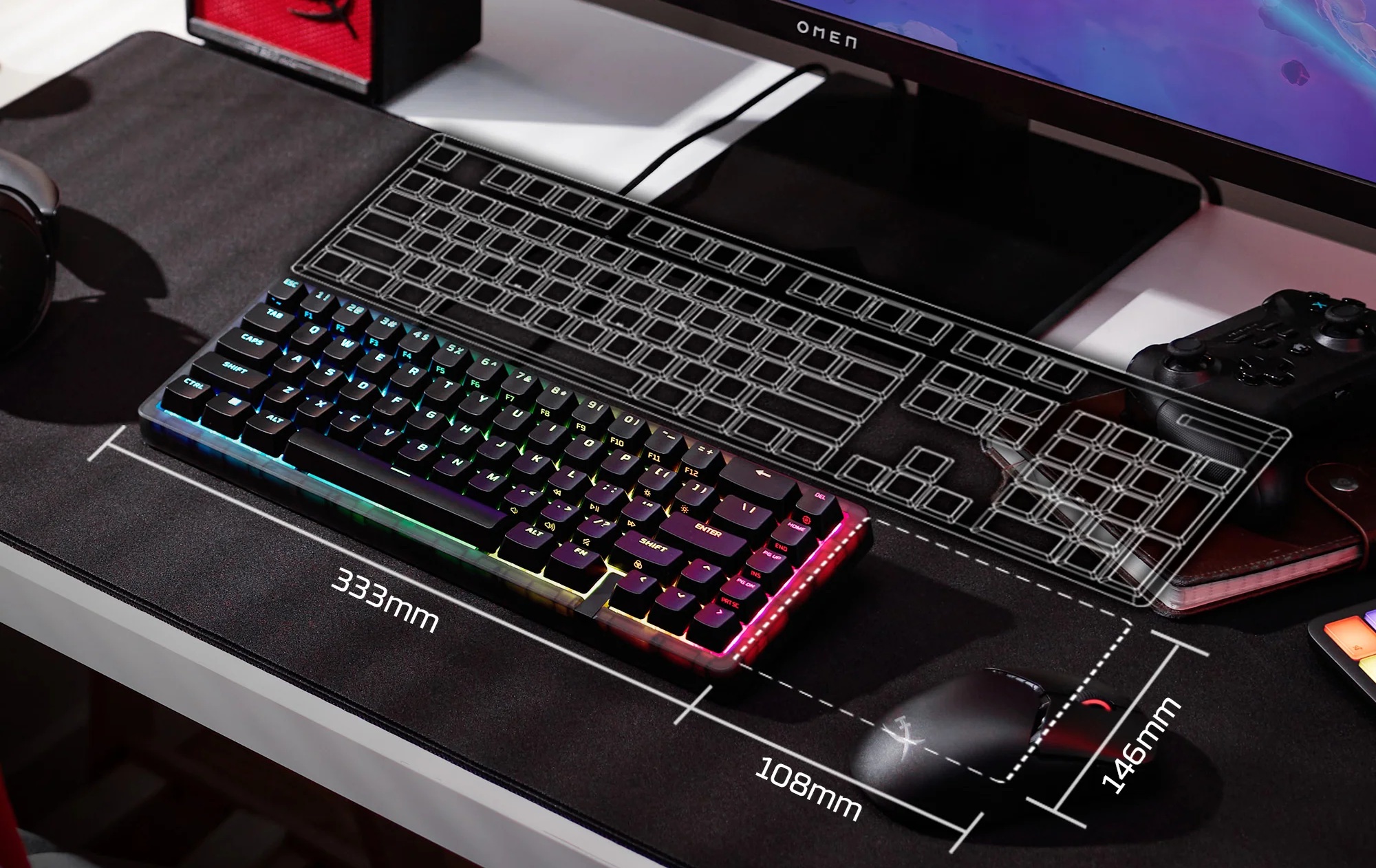 Nové herní klávesnice HyperX: tři RGB zbraně pro vítězství ve hře Klávesnice HyperX Origins 2 65 leží na pracovním stole před monitorem, kolem klávesnice je nákres rozměrů běžného rozložení klávesnice