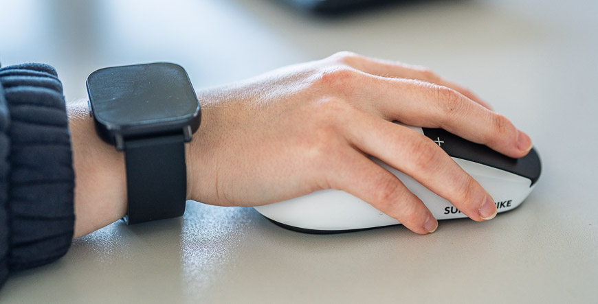 Recenze: Herní myš Logitech G PRO X 2 Superstrike – Když o vítězství rozhodují milisekundy Ruka položená na herní myši Logitech G Pro X 2 SUPERSTRIKE