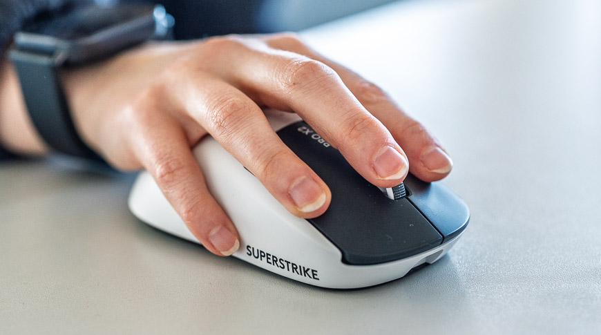 Recenze: Herní myš Logitech G PRO X 2 Superstrike – Když o vítězství rozhodují milisekundy Ruka připravená na hraní s herní myší Logitech G Pro X 2 SUPERSTRIKE