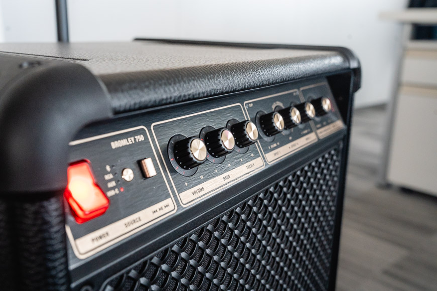 Recenze: Party reproduktor Marshall Bromley 750 o pozvánky na večírky nouzi mít nebude Ovládací panel reproduktoru Marshall Bromley 750 v detailu – z profilu