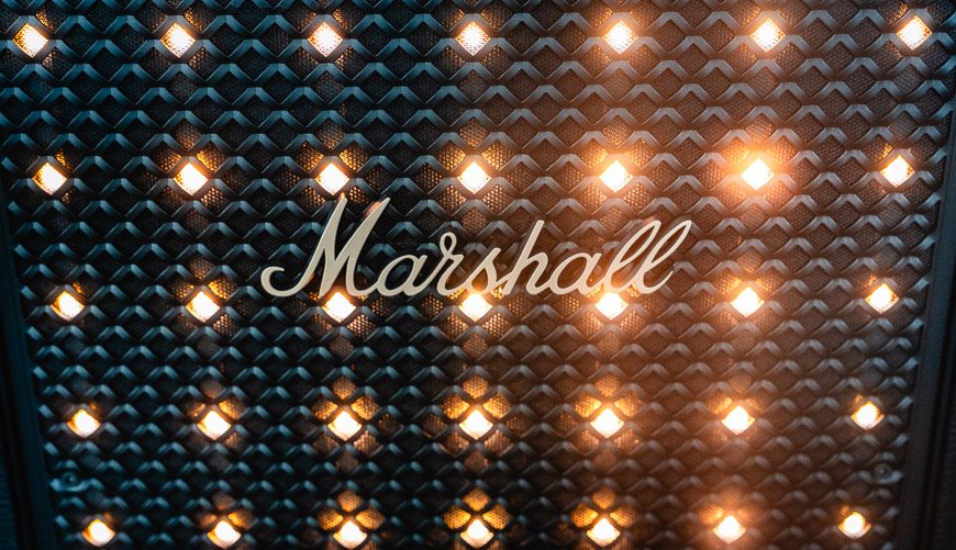 Recenze: Party reproduktor Marshall Bromley 750 o pozvánky na večírky nouzi mít nebude Detail na podsvícené logo Marshall, vyobrazené na přední straně reproduktoru Marshall Bromley 750
