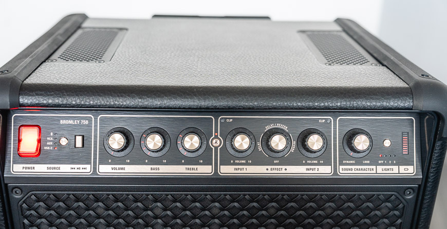 Recenze: Party reproduktor Marshall Bromley 750 o pozvánky na večírky nouzi mít nebude Ovládací panel reproduktoru Marshall Bromley 750 v detailu – frontální pohled