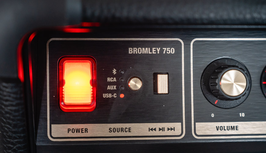 Recenze: Party reproduktor Marshall Bromley 750 o pozvánky na večírky nouzi mít nebude Detail vypínače reproduktoru a LED kontrolek připojení dalších zařízení
