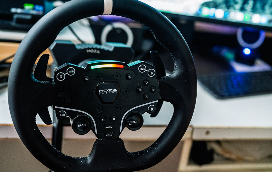 upevněný volant Moza R5