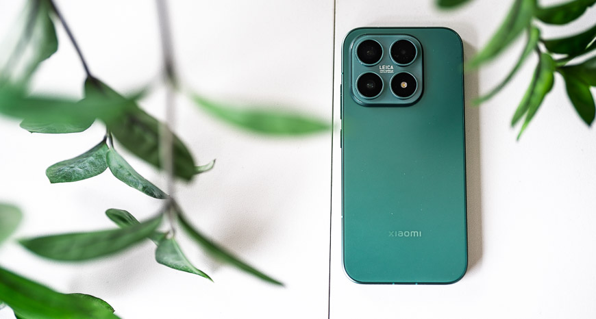 Mobilní telefon Xiaomi 17 v zelené barvě a květinami