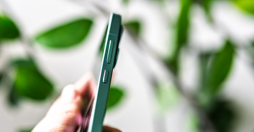 Xiaomi 17 v zeleném provedení z boční strany s ovládacími tlačítky