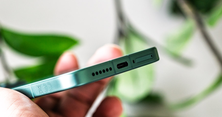 Mobilní telefon Xiaomi 17 v zelené barvě pohled ze spodní části, kde se nachází sada reproduktorů a slot pro SIM kartu