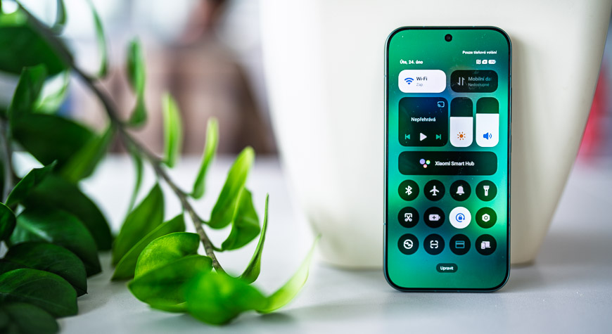 Displej ukazující horní lištu telefonu Xiaomi 17