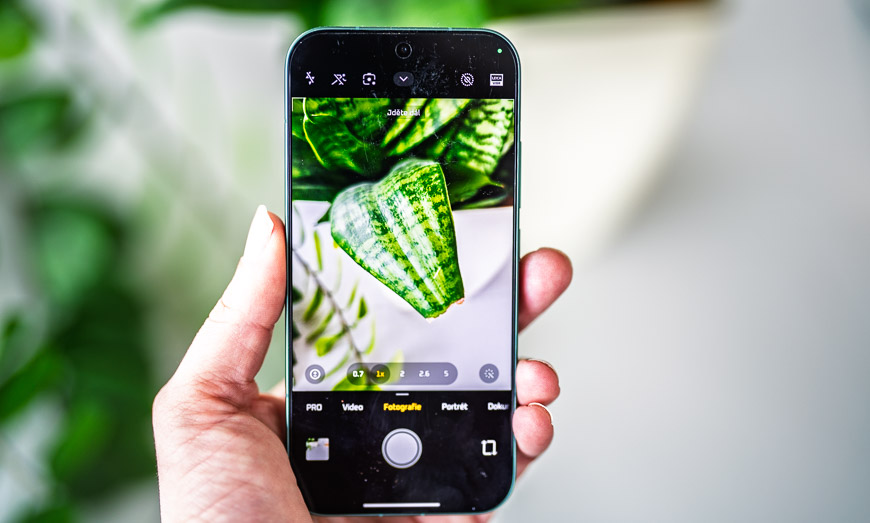 Fotoaparát Xiaomi 17 namířený na květinu