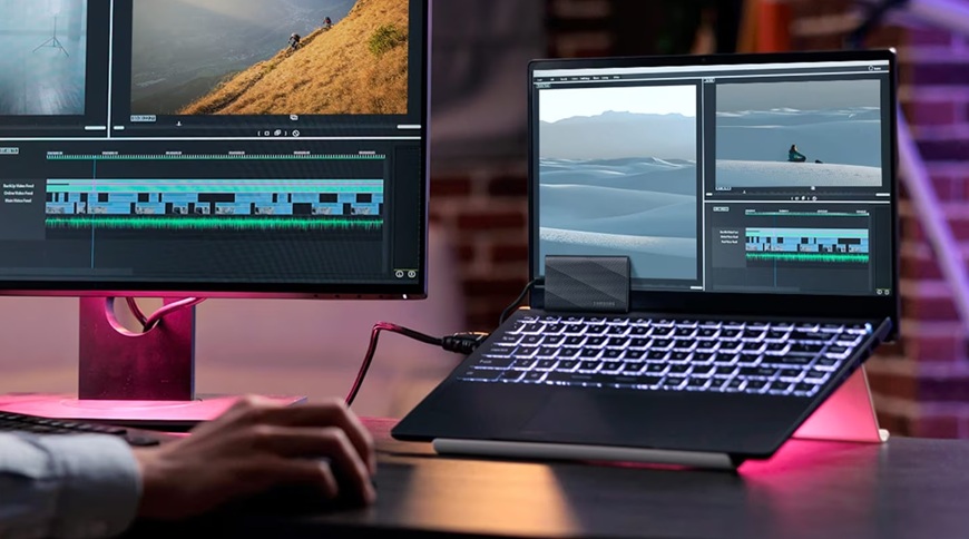 pohled na notebook a externí SSD T9 od Samsungu