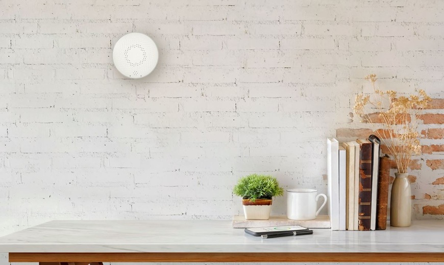 Zákeřný radon tiše ničí naše zdraví. Airthings nabízí řešení, jak ho včas odhalit senzor airthings wave radon umístěný na zdi