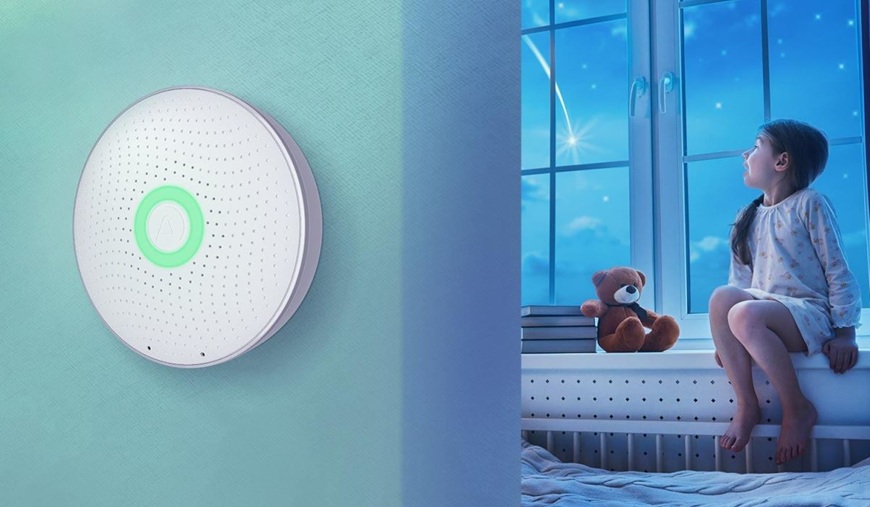 Zákeřný radon tiše ničí naše zdraví. Airthings nabízí řešení, jak ho včas odhalit Senzor Airthings Wave Radon zavěšený na zdi dětského pokoje