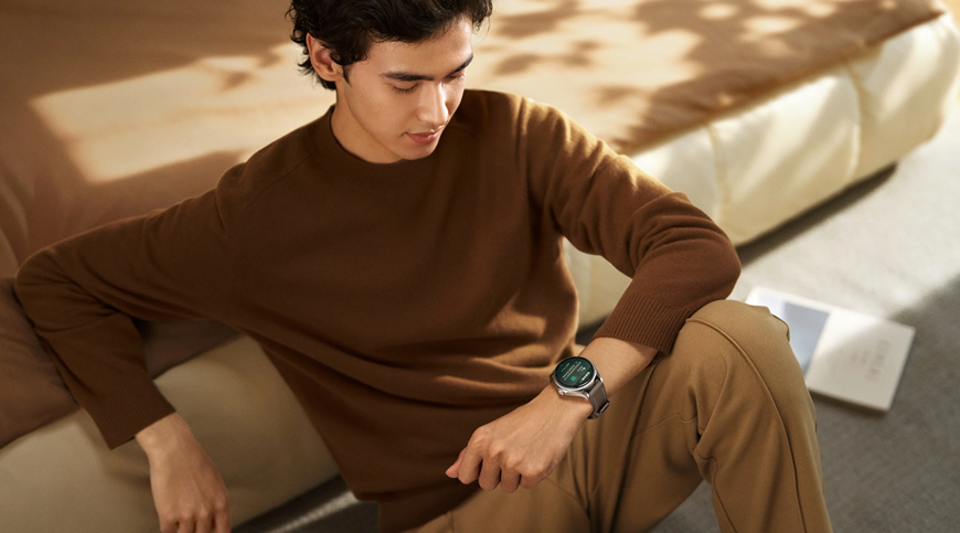 Huawei Watch Buds 2: Když hodinky skrývají sluchátka Sedící muž s hodinkami Huawei Watch Buds 2