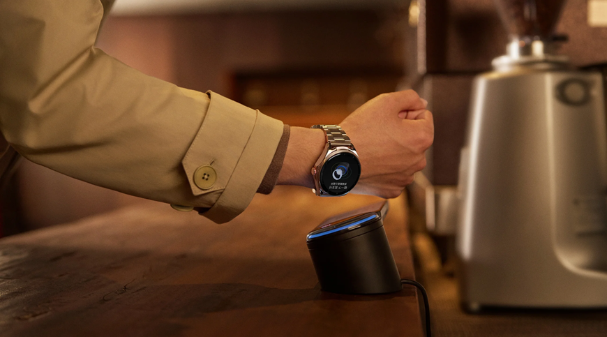 Huawei Watch Buds 2: Když hodinky skrývají sluchátka Muž platící hodinkami Huawei Watch Buds 2