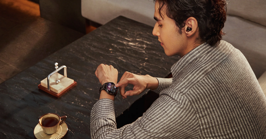 Huawei Watch Buds 2: Když hodinky skrývají sluchátka Muž používající hodinky a sluchátka Huawei Watch Buds 2