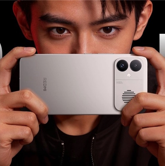 Redmi K90 Max: Nový král herních telefonů? Redmi K90 Max ze zadní strany připraven k focení