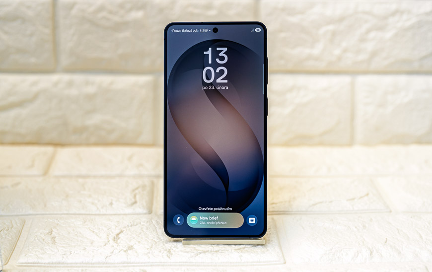 Telefon Samsung Galaxy S26 s rozsvíceným displejem