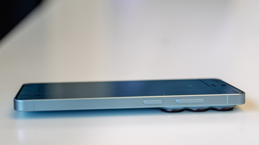Telefon Samsung Galaxy S26 položený na stole