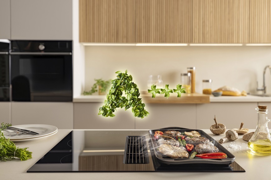 Indukční varná deska Gorenje G600 GEH8432BSCWF s integrovaným odsavačem par je zabudovaná v moderní kuchyni, kde se právě připravuje výborný pokrm. Odsavač par odsává pachy a výpary. Řadí se do energetické třídy A+++. 
