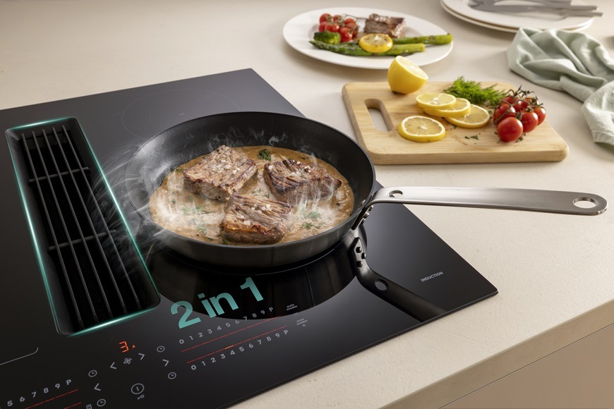 Detailní záběr na varnou desku Gorenje GEH8432BSCWF, na které se právě připravuje pokrm.