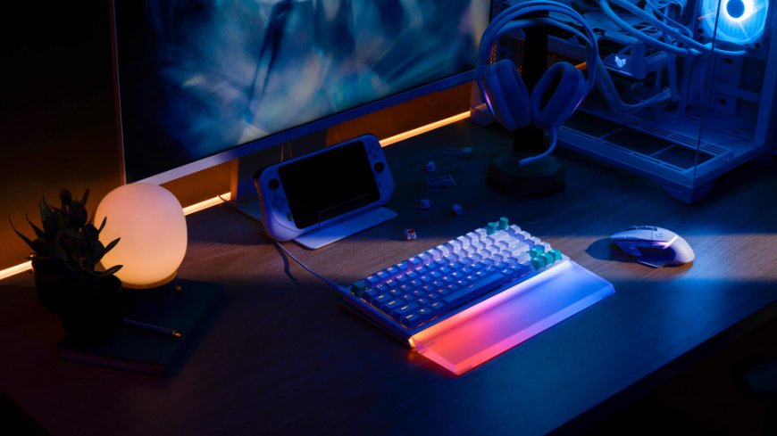 Klávesnice Logitech G512 X s výrazným barevným podsvícením RGB panelu leží na stole v setmělém pokoji