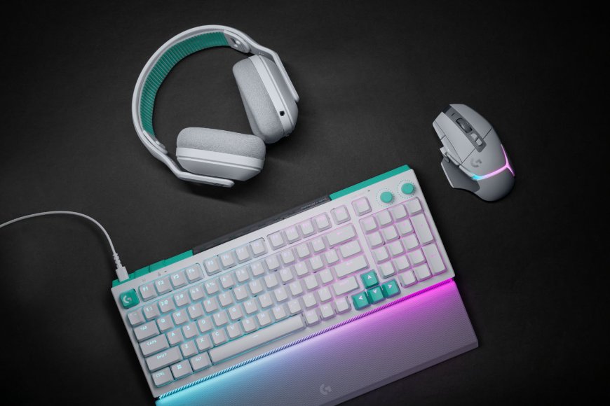 Klávesnice Logitech G512 X leží na stole vedle herních sluchátek G522 LIGHTSPEED a herní myši Logitech G502 X
