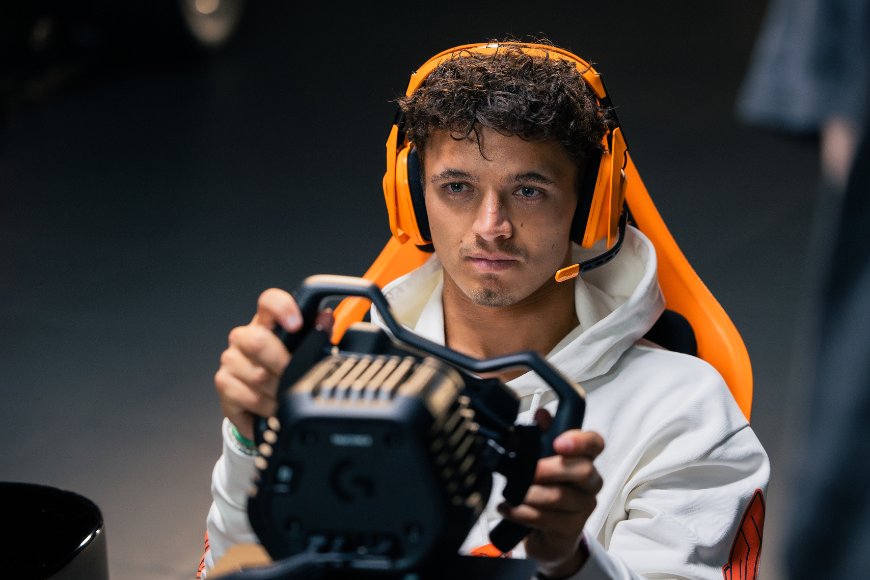 Zažij závodní adrenalin na Logitech G Race Days 2026 v Česku! Hráč usazený v závodním kokpitu hraje SIM racing hru, v rukou drží herní volant