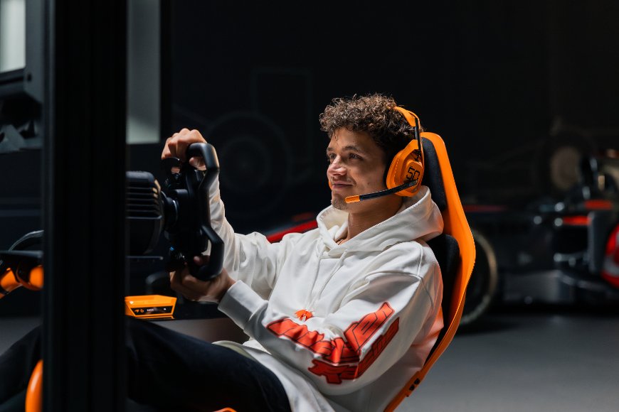 Zažij závodní adrenalin na Logitech G Race Days 2026 v Česku! Hráč usazený v závodním kokpitu hraje SIM racing hru se závodním volantem