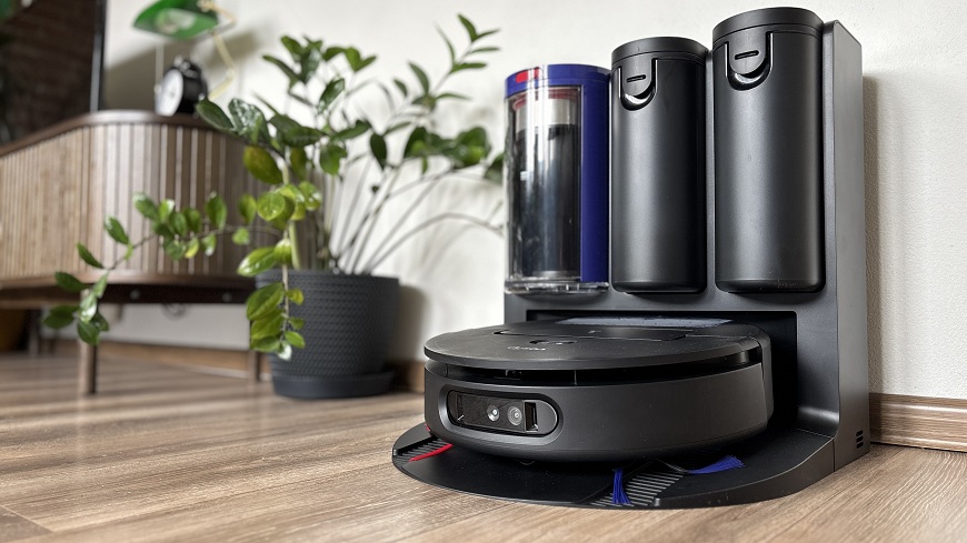 Recenze: Dyson Spot+Scrub™ AI – Chytrý úklid pro každodenní chaos Robotický vysavač Dyson Spot+Scrub AI v dokovací stanici
