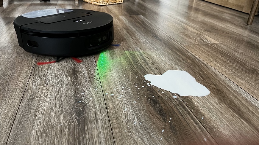 Recenze: Dyson Spot+Scrub™ AI – Chytrý úklid pro každodenní chaos Robotický vysavač Dyson Spot+Scrub AI jede vyčistit podlahu s rozlitým mlékem