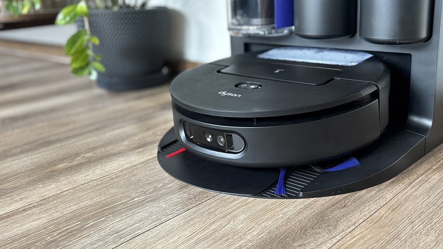 Recenze: Dyson Spot+Scrub™ AI – Chytrý úklid pro každodenní chaos Robotický vysavač Dyson Spot+Scrub AI v dokovací stanici