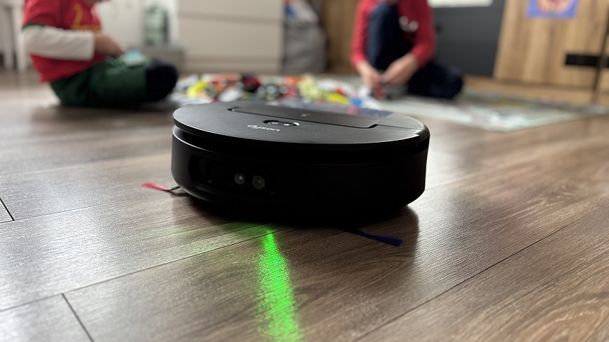 Recenze: Dyson Spot+Scrub™ AI – Chytrý úklid pro každodenní chaos Robotický vysavač Dyson Spot+Scrub AI uklízí dětský pokoj