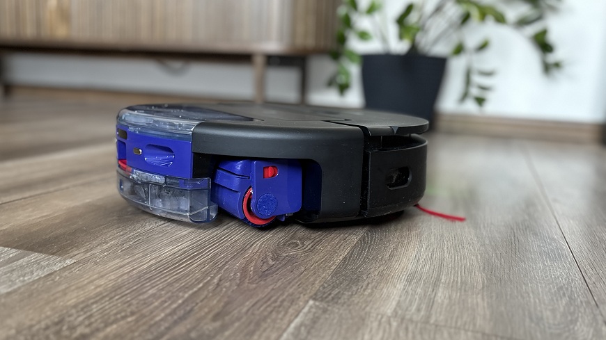 Recenze: Dyson Spot+Scrub™ AI – Chytrý úklid pro každodenní chaos Robotický vysavač Dyson Spot+Scrub AI uklízí v obývacím pokoji