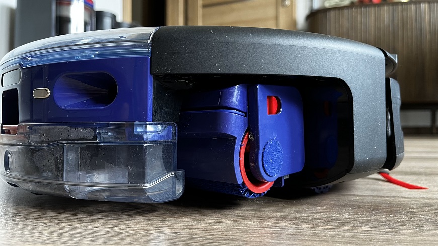 Recenze: Dyson Spot+Scrub™ AI – Chytrý úklid pro každodenní chaos Detail na robotický vysavač Dyson Spot+Scrub AI