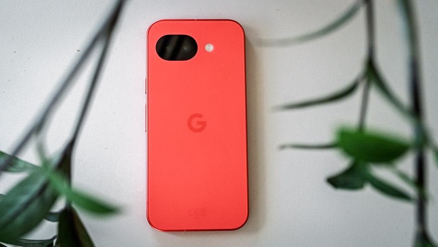 Google Pixel 10a ze zadní strany v červené barvě