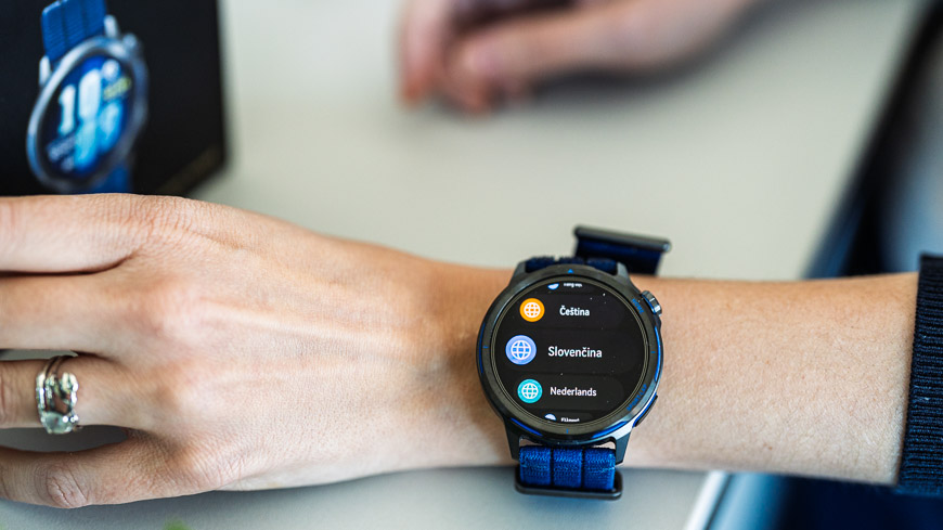 Huawei Watch GT Runner 2 ukazují na displeji volbu jazyka