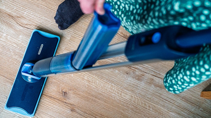 Recenze: Elektrický mop Philips OneUp – vytírejte jedním tahem a bez námahy Mop Philips OneUp a povytažená nádržka na vodu.