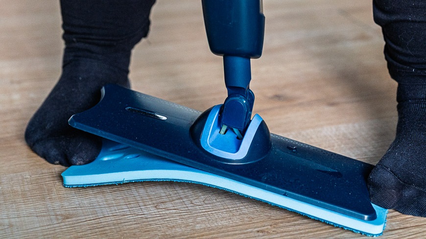 Recenze: Elektrický mop Philips OneUp – vytírejte jedním tahem a bez námahy Oddělení návleku od mopu Philips OneUp pomocí chodidel.