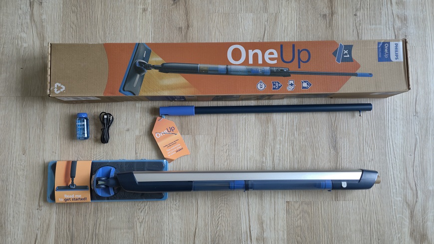 Recenze: Elektrický mop Philips OneUp – vytírejte jedním tahem a bez námahy Části mopu Philips OneUp položené na podlaze i s krabicí.