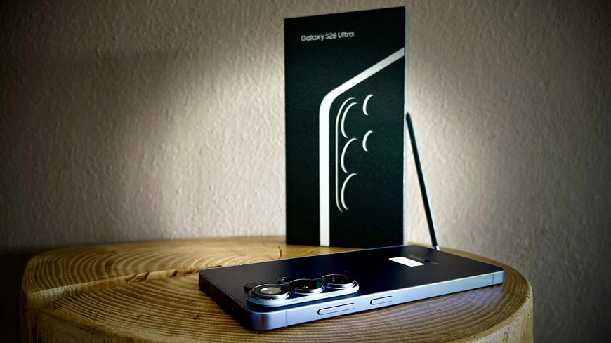 Obsah balení smartphonu Samsung Galaxy S26 Ultra – v popředí telefon, v pozadí dotykové pero S pen a originální krabička