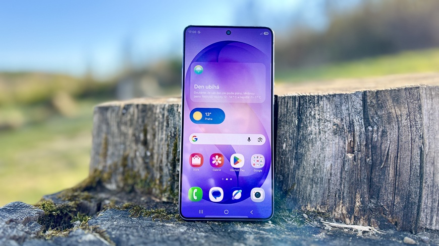 Detail zářivého displeje smartphonu Samsung Galaxy S26 Ultra ve fialovém provedení, v pozadí panenská příroda