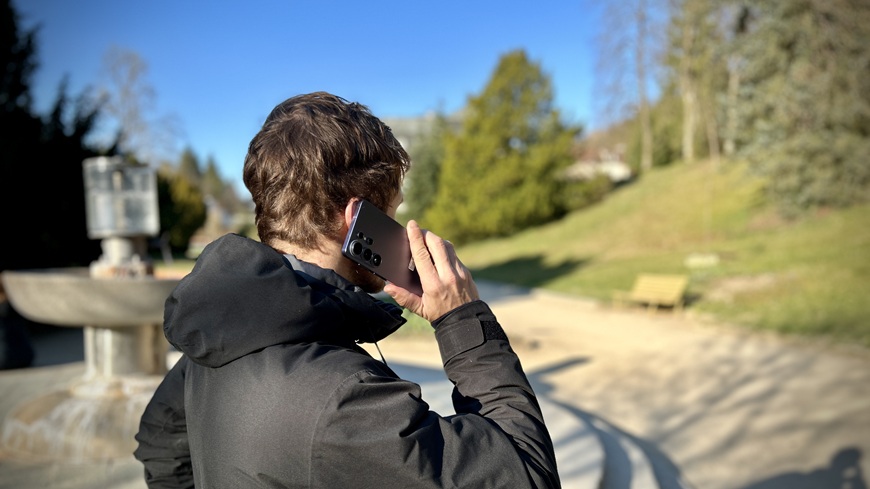 Smartphone Samsung Galaxy S26 Ultra v rukou volajícího muže
