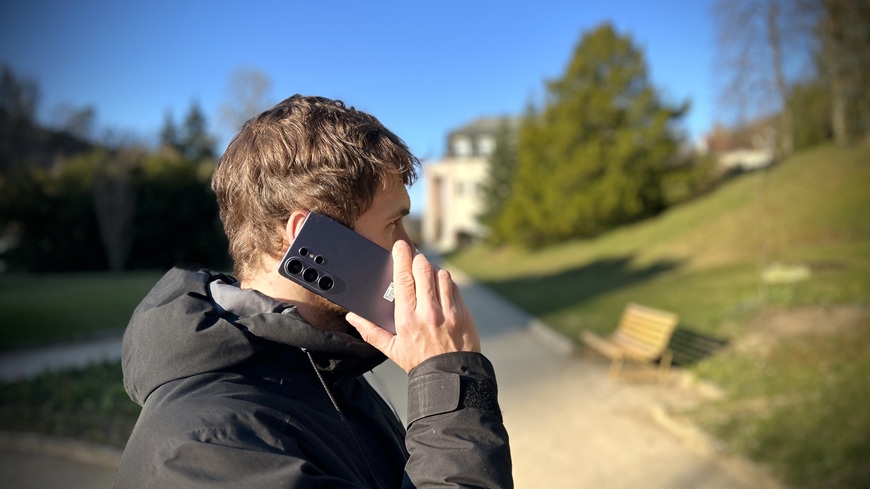 Smartphone Samsung Galaxy S26 Ultra v rukou volajícího muže