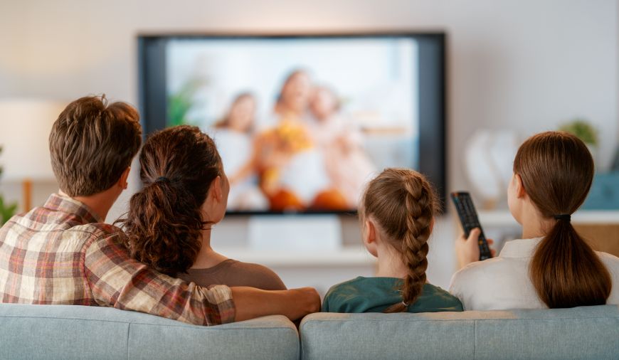 Nejčastější televizní zkratky a technologie Rodina sleduje film na televizi